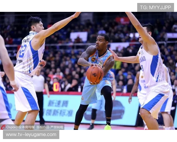 公牛运球突破吸引包夹再分球